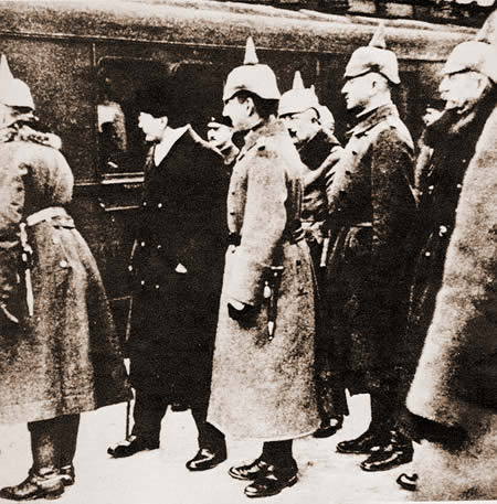 Trotsky, con abrigo negro, llega a Brest-Litovsk al inicio de las negociaciones en diciembre de 1917.